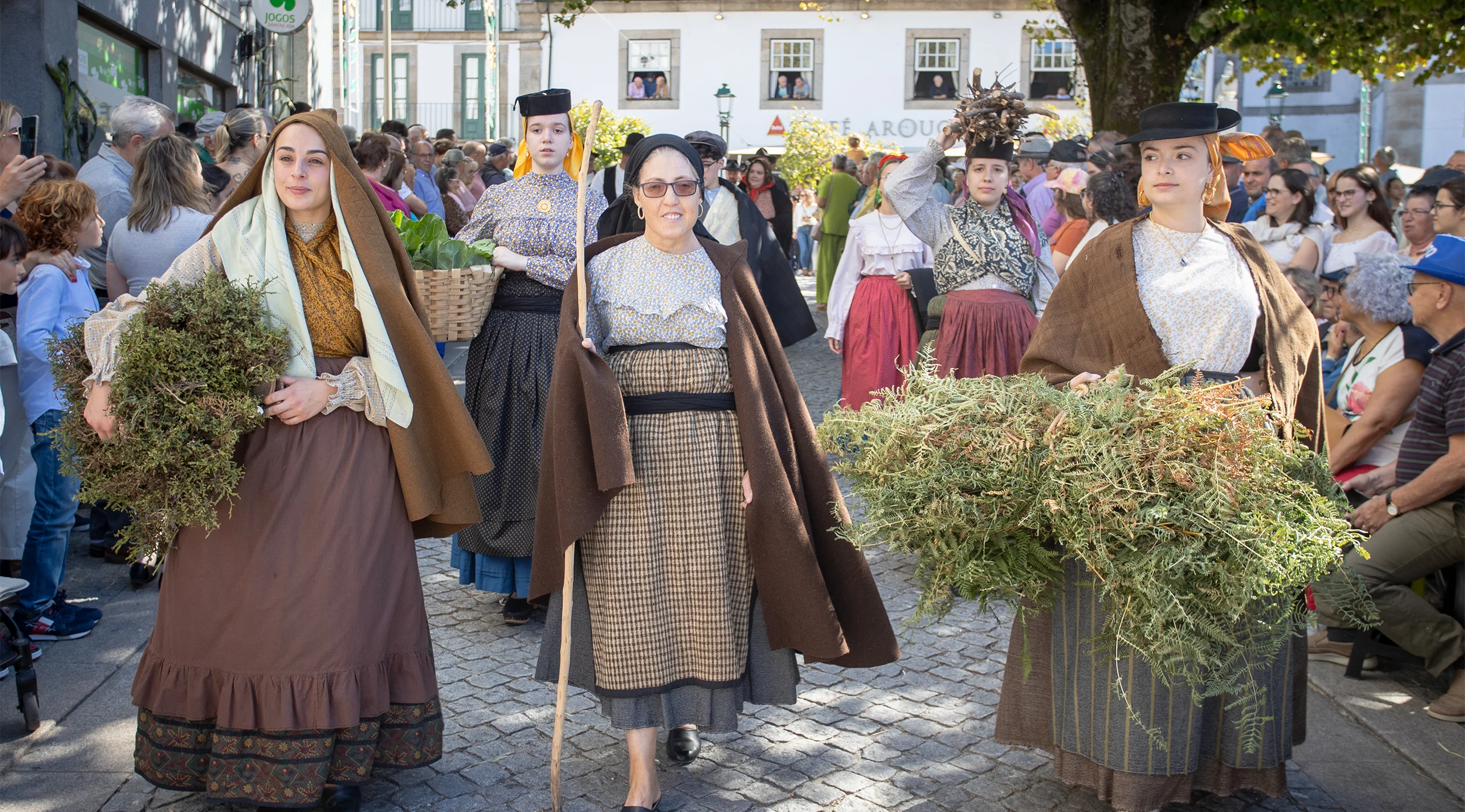 Desfile Etnográfico com carros de bois e Cortejo de Açafates